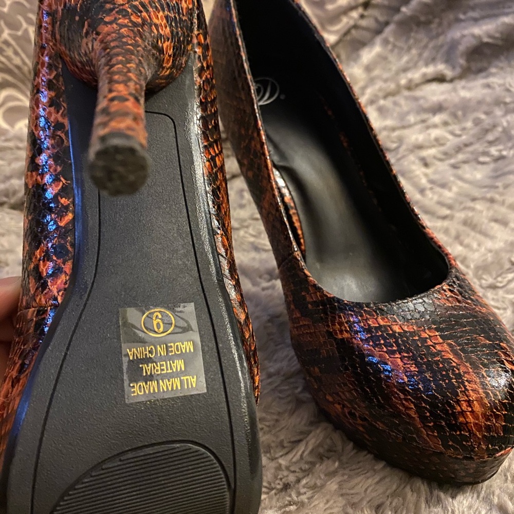 Orange / Black Python Heel Pumps. Size 9 - image 2